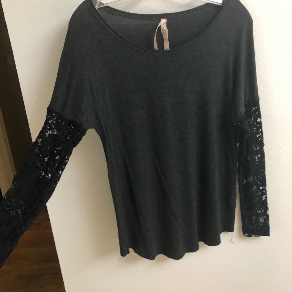 Cure grey shirt with lace sleeves